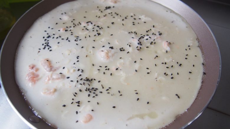 虾仁芝麻鸡蛋饼,撒上一层<a style='color:red;display:inline-block;' href='/shicai/ 668'>黑芝麻</a>