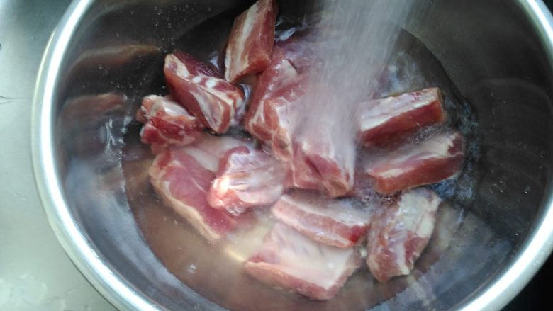 粉蒸排骨,将小排冲洗干净,控干水分