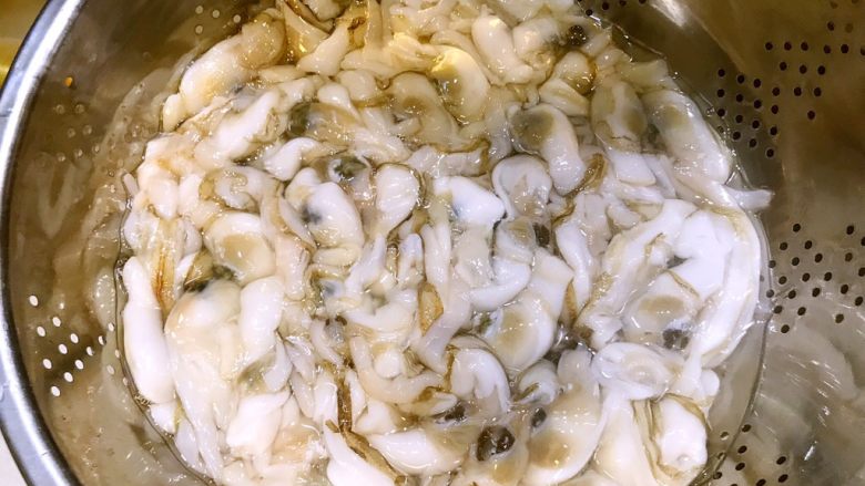 清蒸鲜味蛏子,蛏子剥去外壳,留蛏子肉洗净控干水分