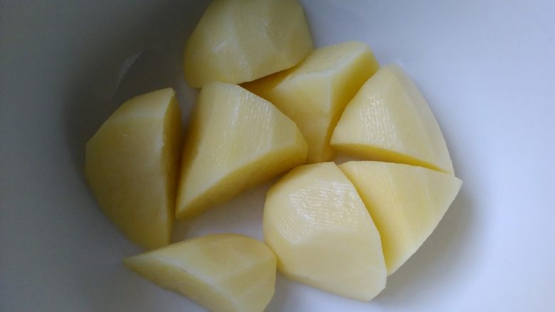 粉蒸排骨,<a style='color:red;display:inline-block;' href='/shicai/ 23'>土豆</a>去皮洗净切块放入碗底,再把排骨放在上面