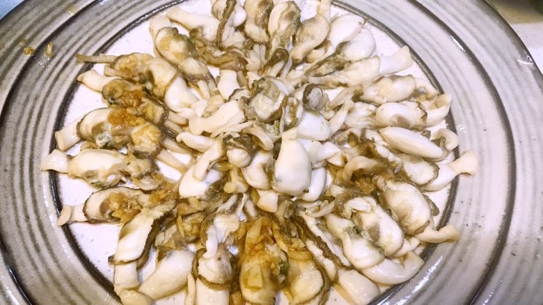 清蒸鲜味蛏子,蒸熟后沥出多余汤汁(汤汁可做汤,不要浪费哦),摆盘
