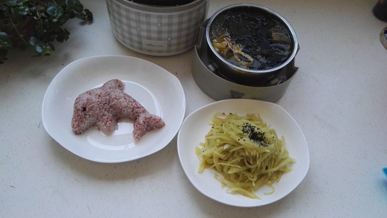 红粳米饭 ,红粳米饭、菜汤、再搭配个凉拌莴苣丝,做饭就是如此简单。