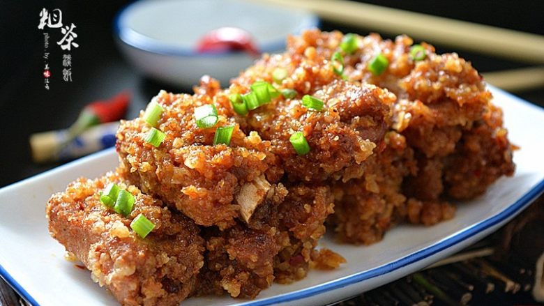 粉蒸排骨,出锅后装盘便可享用,非常酥烂香糯!