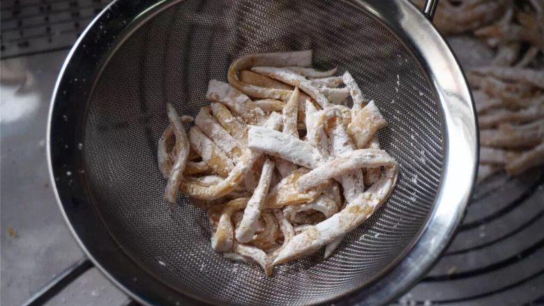 蔓越莓沙琪玛,起油锅,同时将细坯条过筛,筛掉多余的淀粉