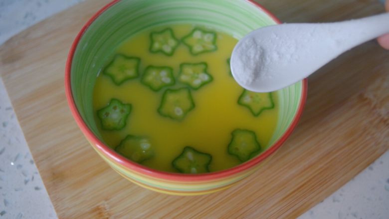 秋葵蒸蛋羹,宝宝吃撒少量盐要少于1克,(实在不清楚要以成人尝起来很淡很淡的味道做标准)成人吃自己各凭口味。刚满周岁的宝宝也可以不撒盐。如果宝贝接受食物原味的话!