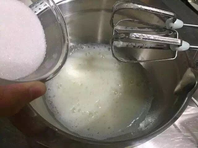 抹茶大理石浮云卷,打蛋器继续打发,至颜色从透明变为白色状,再加三分之一的砂糖。