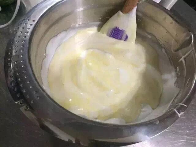 抹茶大理石浮云卷,搅拌均匀。