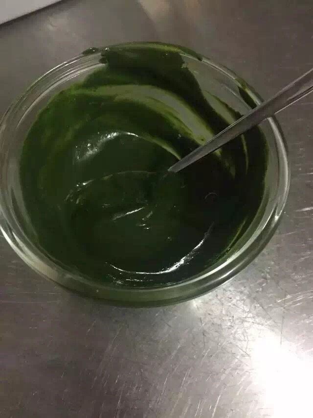抹茶大理石浮云卷,抹茶粉和热水混合均匀,备用。