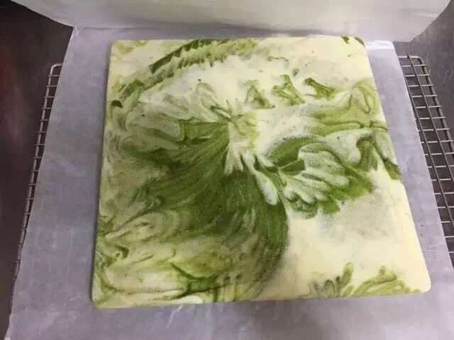 抹茶大理石浮云卷,盖上油纸,凉透后再继续操作。