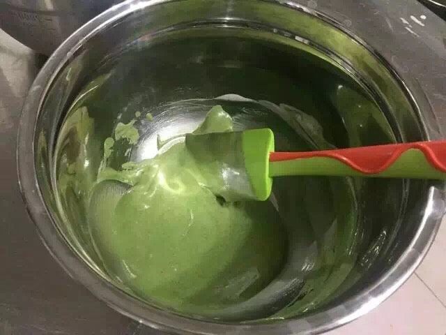 抹茶大理石浮云卷,取很少量的蛋糊倒入抹茶糊中,搅拌均匀。将抹茶糊再倒回蛋糊中,翻拌1-2次即可。