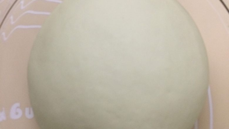 刀切牛奶馒头,揉好的面团进行一发,盖湿布发酵35分钟。