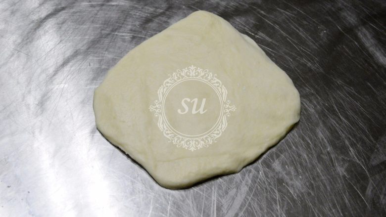 附手揉示范图-材料简单味道脱俗的白吐司,面团均匀分成3份,轻拍排气后翻面滚圆。覆盖保鲜膜,25℃室温下松弛15—20分钟(这一步我忘记拍照了。。)