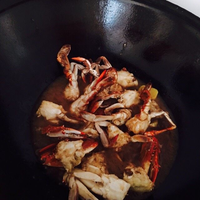 蟹炒年糕,翻炒时加适量料酒,少许生抽