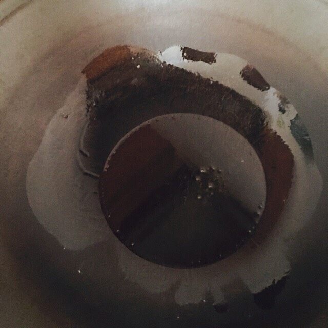 蟹炒年糕,锅中倒入适量的油,把蟹蘸上生粉,放入油中炸一下