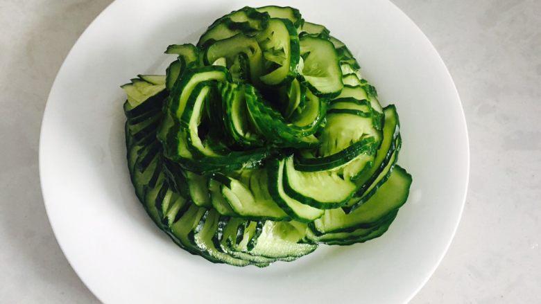 蓑衣黄瓜,装盘,让它吸收一会儿