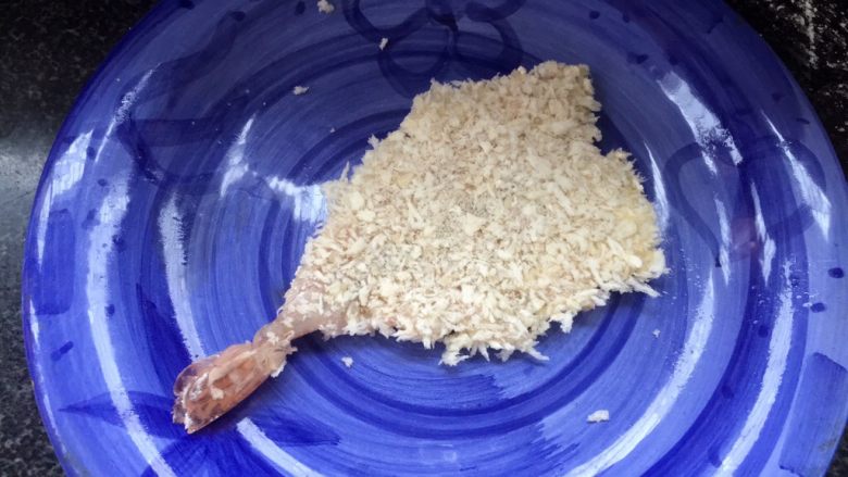 蒜香虾排,用手按实,如图状态