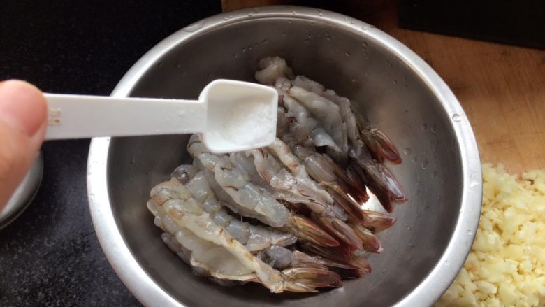 蒜香虾排,虾里放入少许盐,咸淡适中就可以,不要太咸