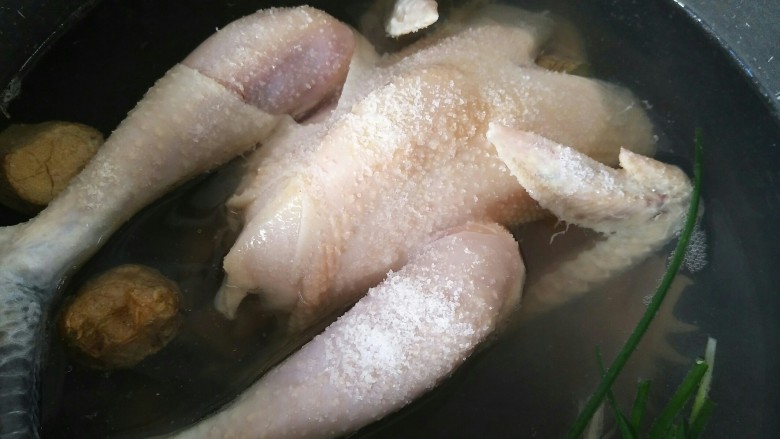 蟹味菇炖鸡,加入少许<a style='color:red;display:inline-block;' href='/shicai/ 718'>料酒</a>、盐,盖盖煮水开