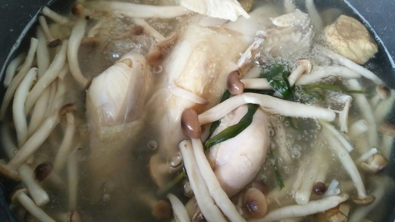 蟹味菇炖鸡,调味就OK了