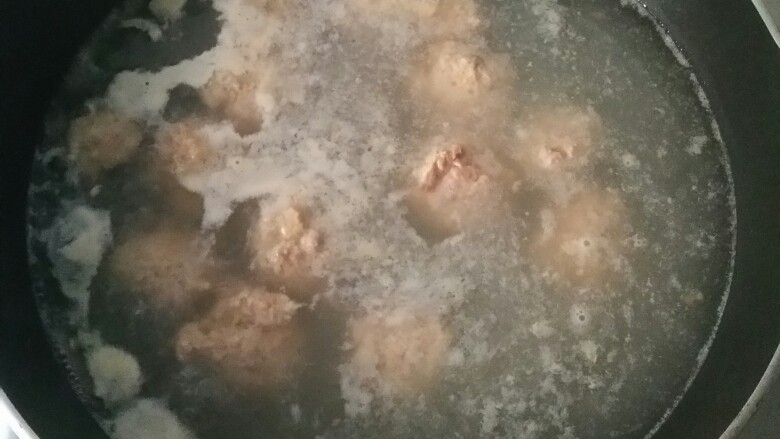 红烧肉丸子,水煮沸,讲肉丸放进去煮个四五分钟