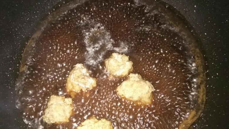 红烧肉丸子,煮沸后把丸子丢进去,拿勺子往肉丸上浇灌汤汁,可以加点淀粉配水让汤汁便浓稠