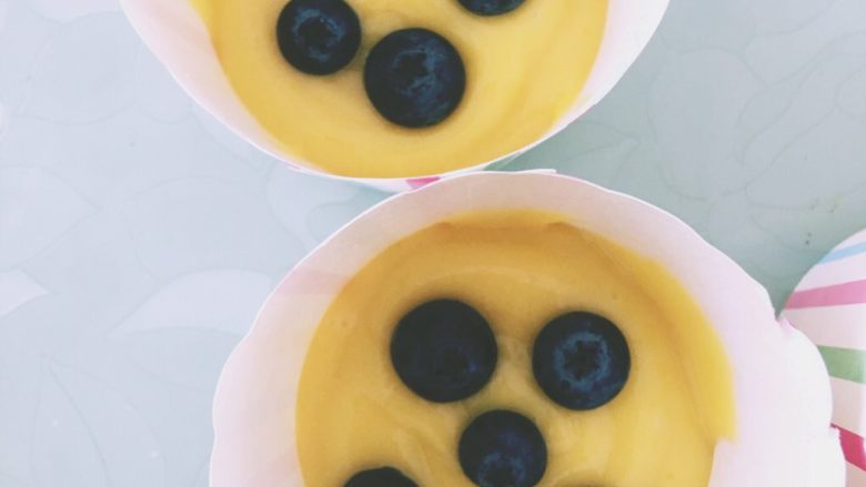 爆浆蓝莓cupcake—林育玮大师的方子,面糊加入纸杯中,加入一半时加入蓝莓,蓝莓3-5颗即可,不用过多