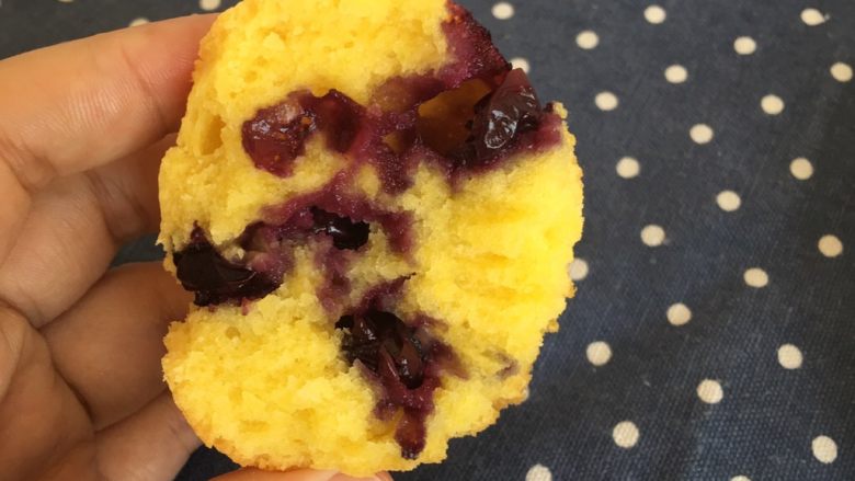 爆浆蓝莓cupcake—林育玮大师的方子,满满爆浆蓝莓混合着柠檬的香气~