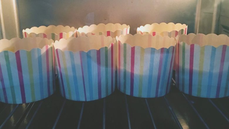 爆浆蓝莓cupcake—林育玮大师的方子,烤箱上下火190度预热,中层15min左右,表面金黄开裂内部爆浆即可出炉
