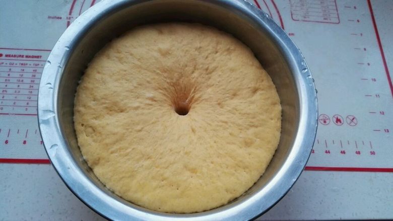 南瓜黄金招财猪馒头,一发两倍大,手沾粉戳洞不塌陷不回缩就发酵好了。