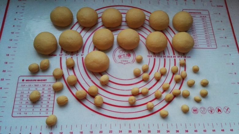 南瓜黄金招财猪馒头,分成猪头60g一个、鼻子5g一个,耳朵2g左右的面剂,分别揉圆。