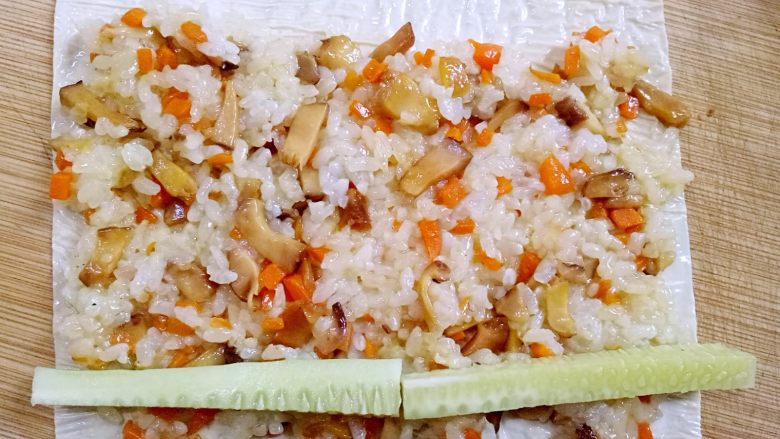 豆油皮糯米卷,取一张豆油皮 适量糯米饭 和青瓜条 卷起来(收口处要留白哦,如果由寿司帘会更好操作)
