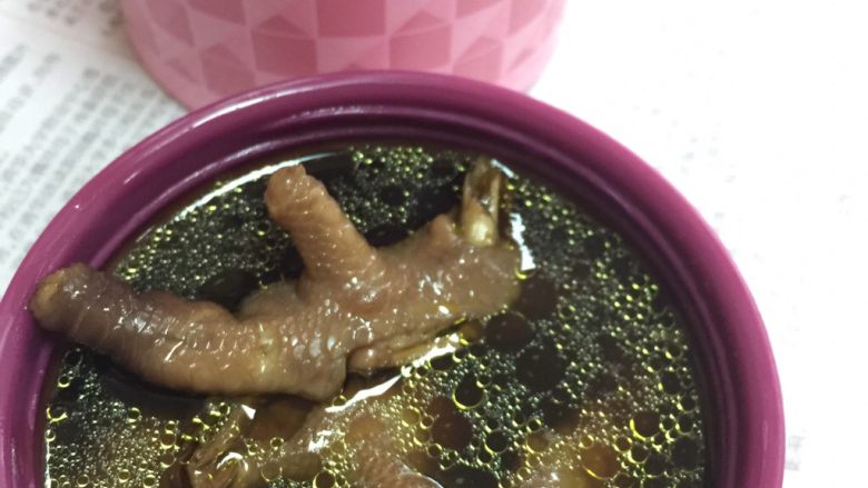 【女性滋补】四物汤鸡爪,出锅,炖煮时间参考平时多汤时间就好了。