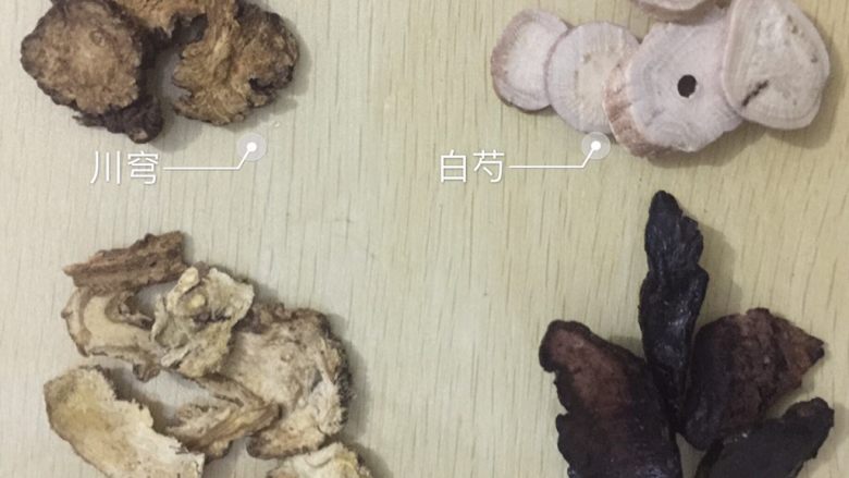 【女性滋补】四物汤鸡爪,四物汤,直接中药店买就可以了。标配是:川穹、白芍、当归、熟地,各10克,共40克。
四物汤对调节气血、冬天手脚冰凉、调经、也都有明显效果,平时可以直接煲水喝,或是搭配骨头煲汤也不错的。