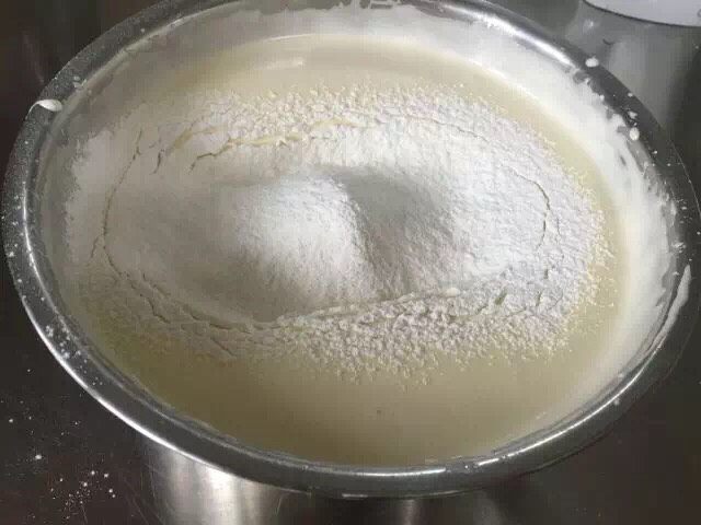 拉明顿蛋糕,一次性筛入所有的低粉,翻拌均匀(烤箱预热180度)