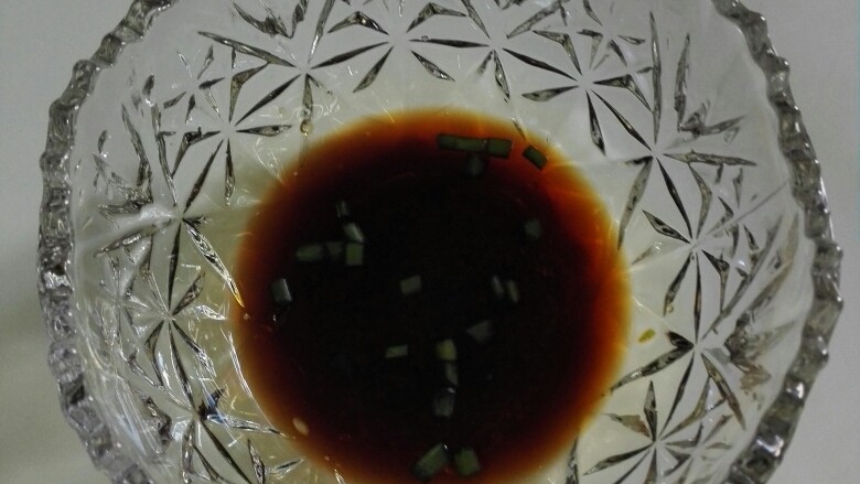 夏季凉拌黄瓜片,在碗底调好自己喜欢的味道 不要太多 不然会影响<a style='color:red;display:inline-block;' href='/shicai/ 54'>黄瓜</a>的清香