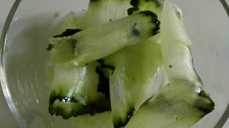 夏季凉拌黄瓜片,将黄瓜用卷刀卷成很薄的片 黄瓜量根据自己的需求