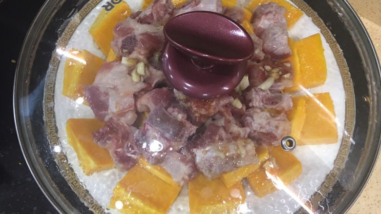 清甜南瓜花蒸排骨,水滚后,蒸18一20分钟。