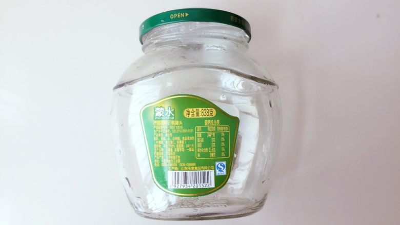 葡萄干天然酵母,选一个玻璃罐子洗干净,沸水消毒后晾干
我用的800ml左右的罐子