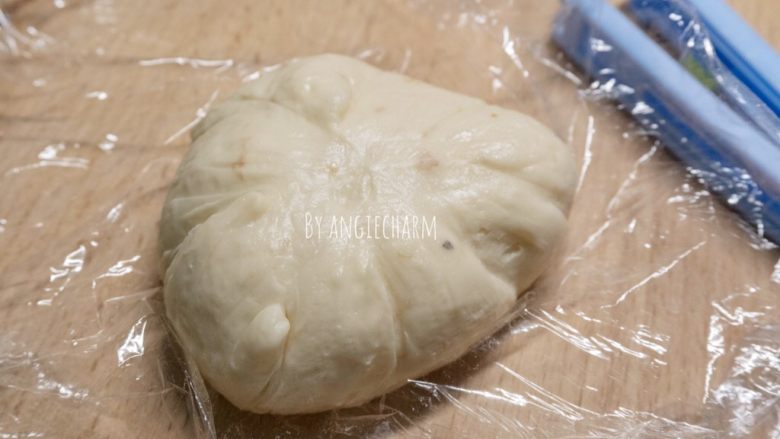 中种南瓜吐司面包,制作中种老面面团:将100g<a style='color:red;display:inline-block;' href='/shicai/ 550'>高筋面粉</a>,65g水,盐1,<a style='color:red;display:inline-block;' href='/shicai/ 10588'>糖</a>10,橄榄油4g,酵母1g,混合揉成光滑面团,室温发酵至两倍大,分割成60g一份共三个小面团,分别滚圆,用保鲜膜分别包好,挤出空气,距离面团三厘米处用封口夹夹好,放冰箱冷藏备用。每次取一份就可以做一个500g左右的面包了。p.s.夏天发酵较快,因为有中种面团,如果全程用面包机制作,建议用2小时的快速面包程序。