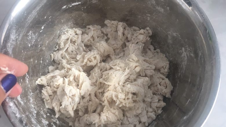 手抓饼——完美复制街头小吃,用温水和面,要一点一点慢慢加,搅拌成絮状