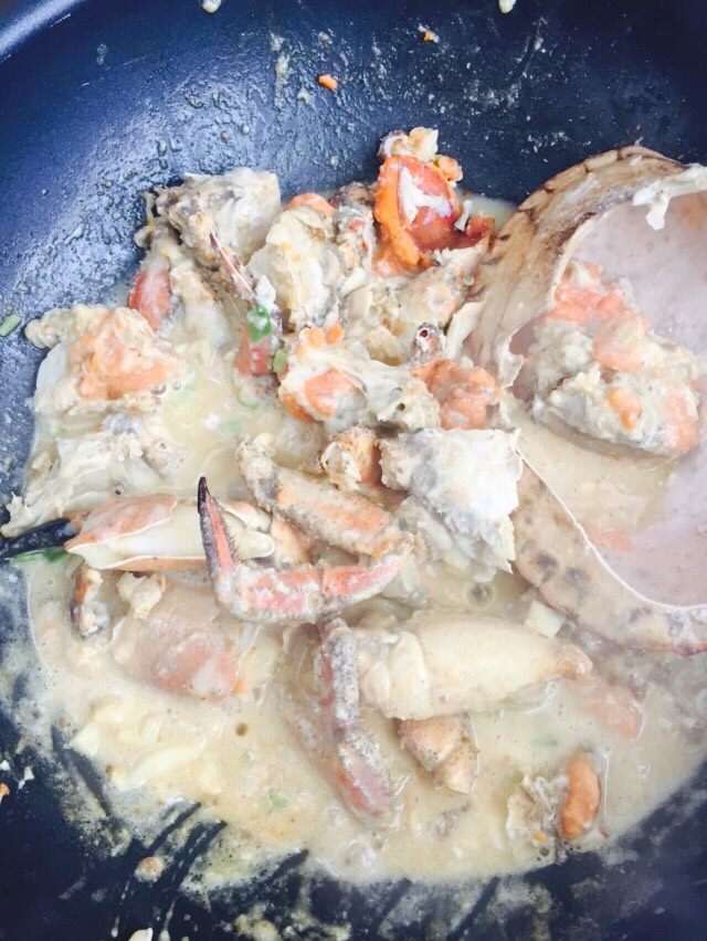 椰香咖喱面包蟹,大概这个样子的,注意多用点水,因为芝士粘稠,看好火候避免胡底。盐根据口味调入。