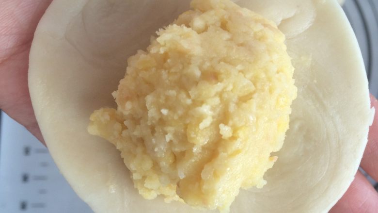 香酥绿豆饼,包入豆沙馅,像包包子一样包紧豆沙。