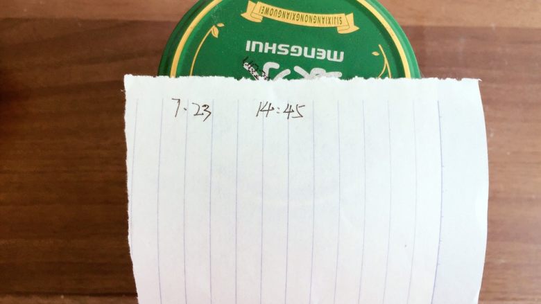 葡萄干天然酵母,放在28-35度环境中静置,贴上标签记录时间