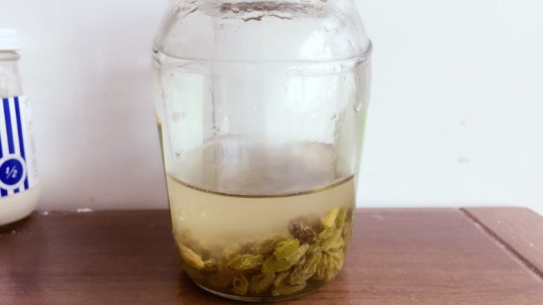 葡萄干天然酵母,将葡萄干,纯净水和糖倒入瓶子里搅拌均匀后盖上盖子