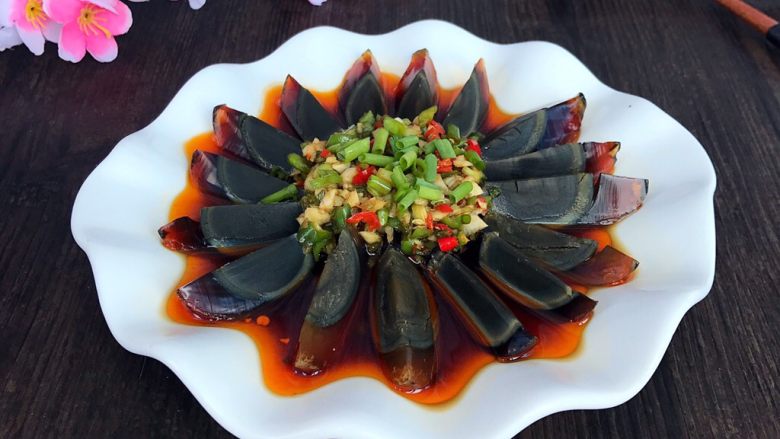 凉拌香辣皮蛋,酱汁淋上去撒葱花即可,太有食欲了,口感也是非常好。