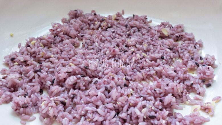 金枪鱼芦笋蛋炒饭,倒入饭,炒散,粒粒分明。
