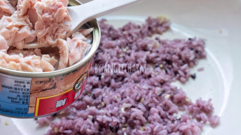 金枪鱼芦笋蛋炒饭,加金枪鱼,翻炒均匀。