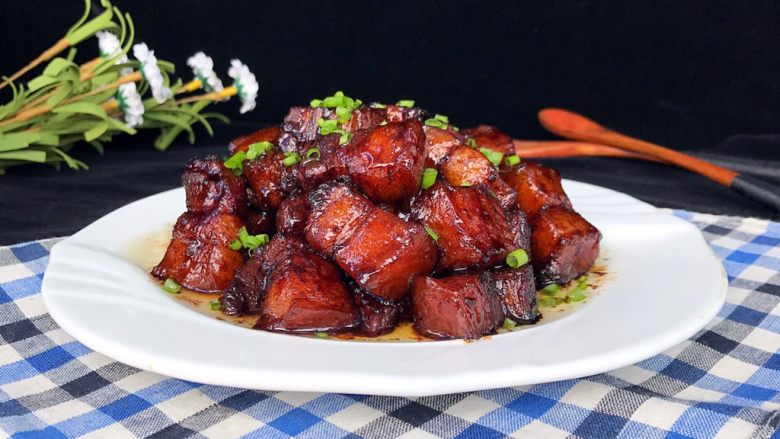 秘制软糯可口红烧肉,成品:装盘撒葱花即可,色泽很好,口感软糯可口非常赞,喜欢的朋友可以一起做起来啦