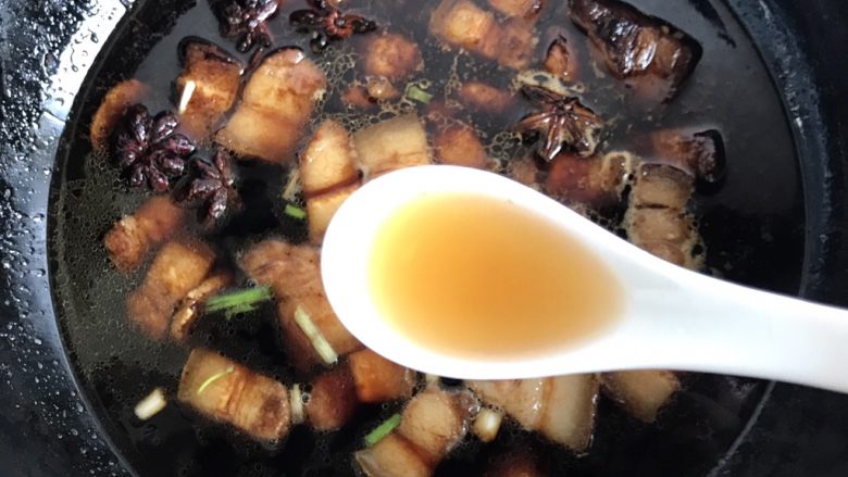 秘制软糯可口红烧肉,锅中加热水没过五花肉,加半汤匙料酒和葱花一起煮,切记中途不要再加水