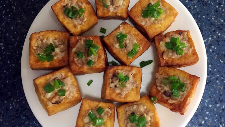 酿豆腐,撒上一些葱花。